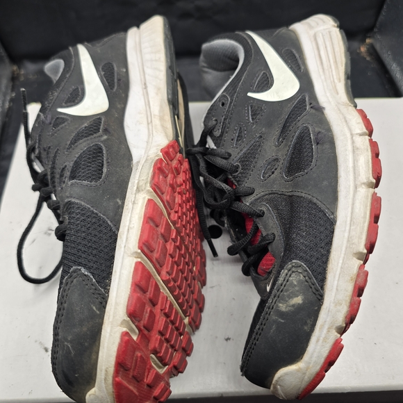 Nike Black and‎ Red Athletic Sneakers main image 5